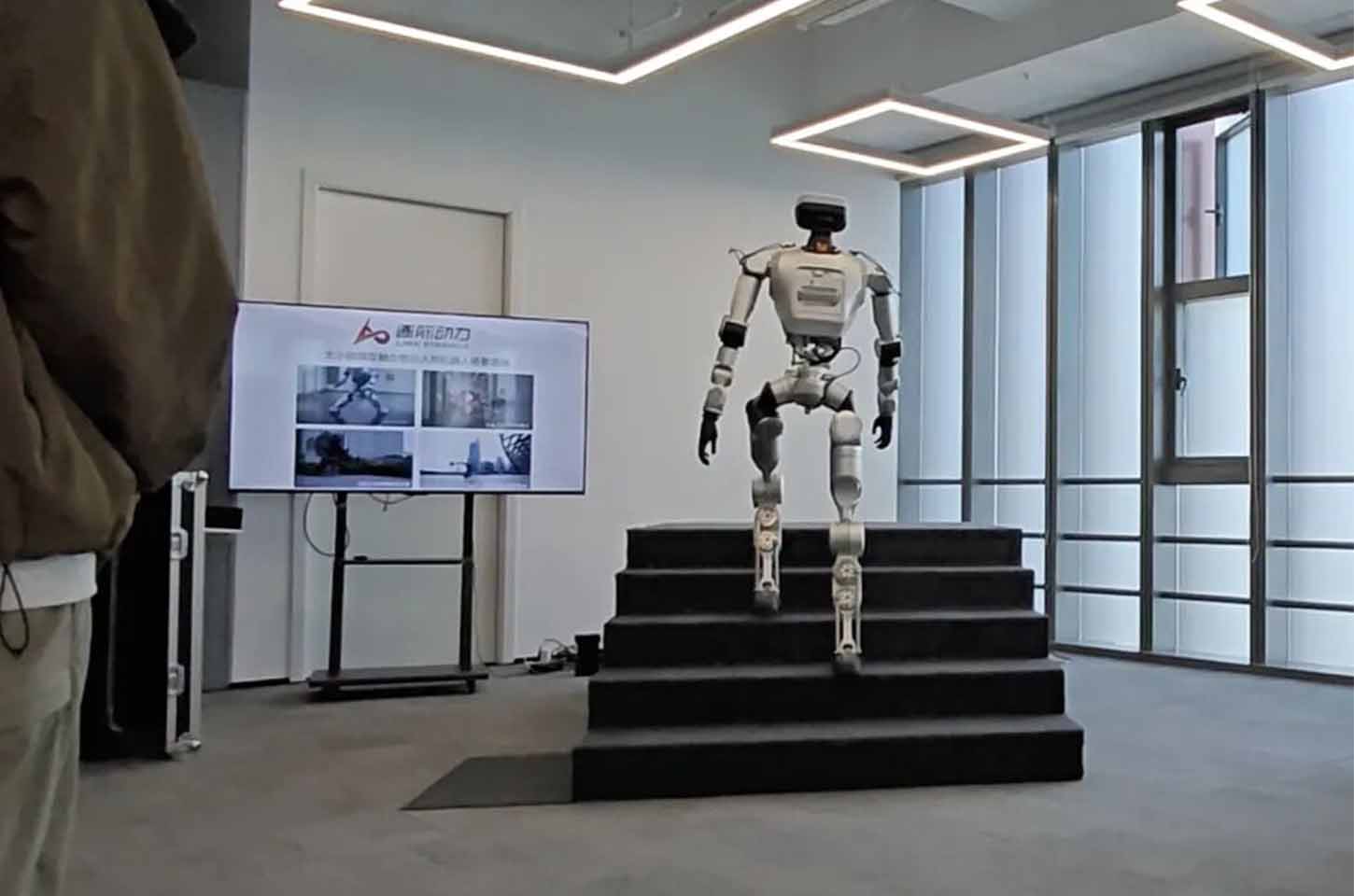 李强总理在广东调研，观看逐际动力人形机器人，听取张巍博士现场汇报